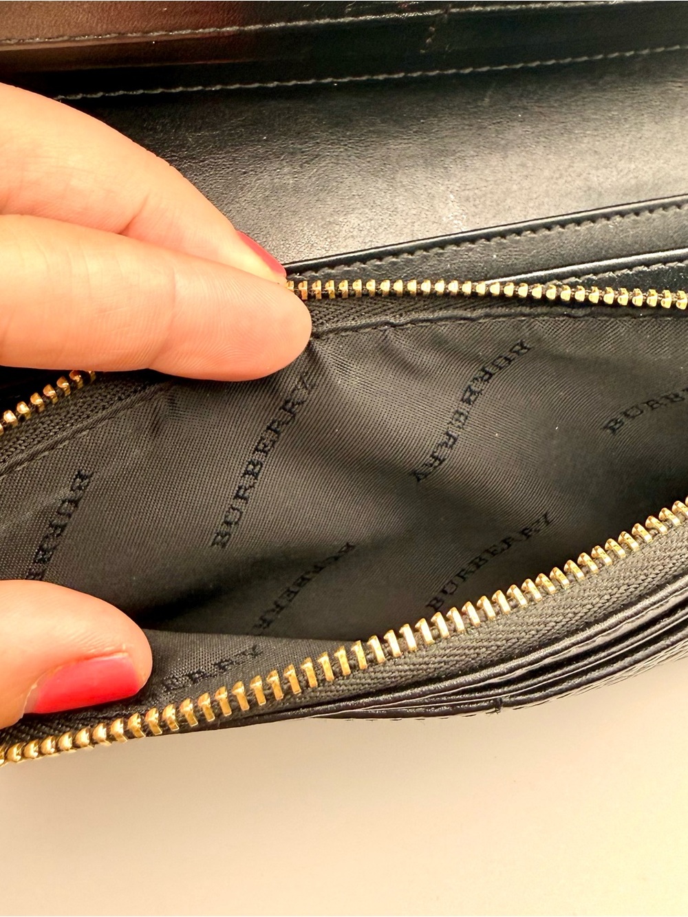 Burberry Embossed Pattern Black Leather Wallet | New Zipper Pull - Picture 11 of 16